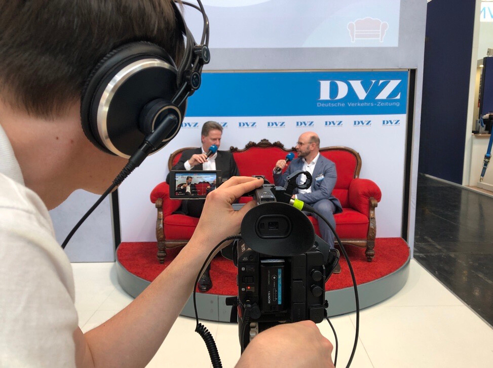 Geschäftsführer Stephan Opel beim DVZ-Interview auf dem roten Sofa während der transport logistic 2023