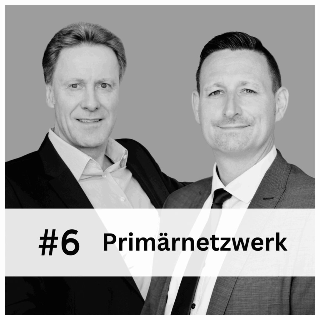 Zwei Männer in Anzügen stehen nebeneinander vor einem schlichten Hintergrund, der Präzision und Kooperation widerspiegelt. Der Text "#6 Primärnetzwerk" erscheint in fetten Buchstaben im unteren Teil des Bildes. - NG.network