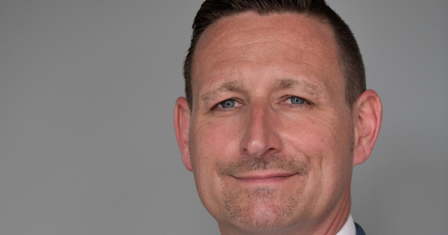 Portrait Christoph Tripp vor grauem Hintergrund