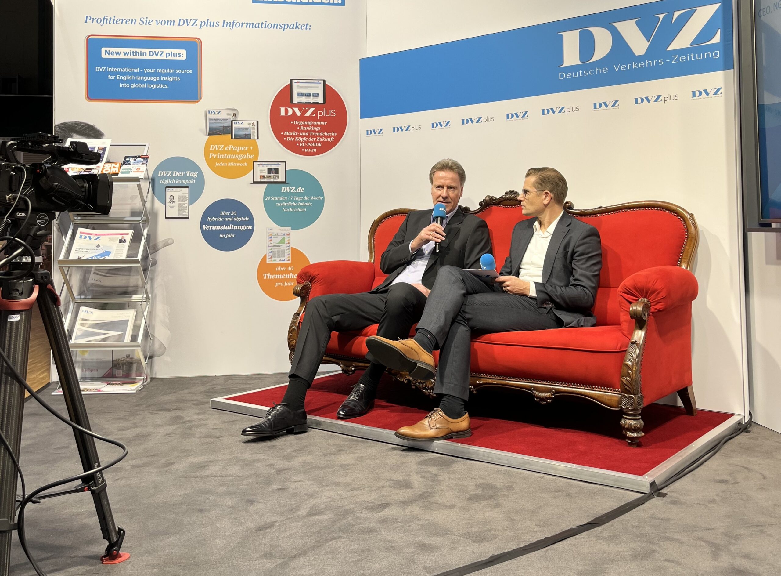 Stephan Opel und Sebastian Reimann auf dem Roten Sofa der DVZ in Berlin.
